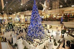 Shoppers and visitors gather around the Christmas tree at one of Dubai's main shopping malls, 25 December 2007. Christmas is not official holiday in the wealthy Gulf emirate.